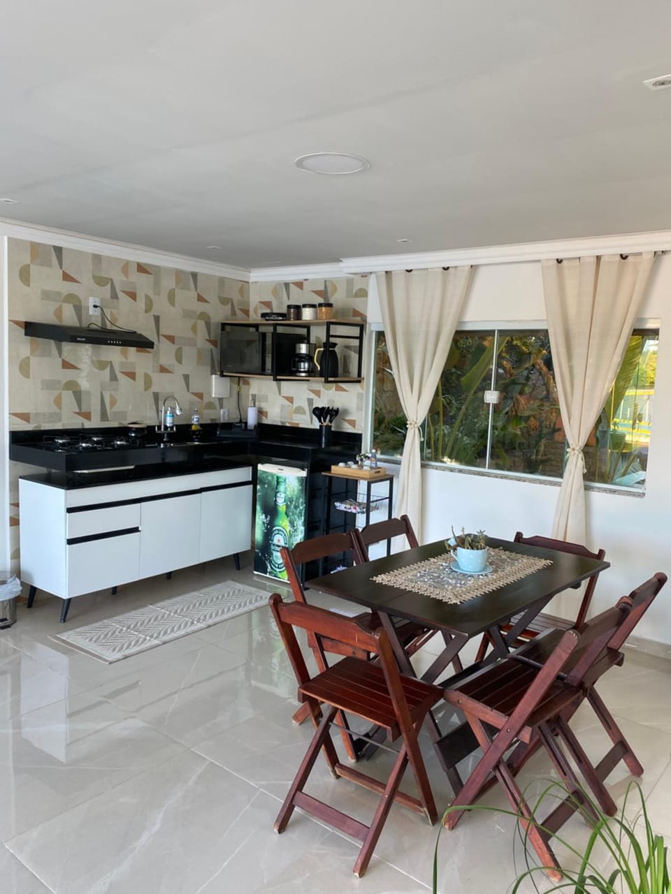 Kitchen or kitchenette, microwave, minibar