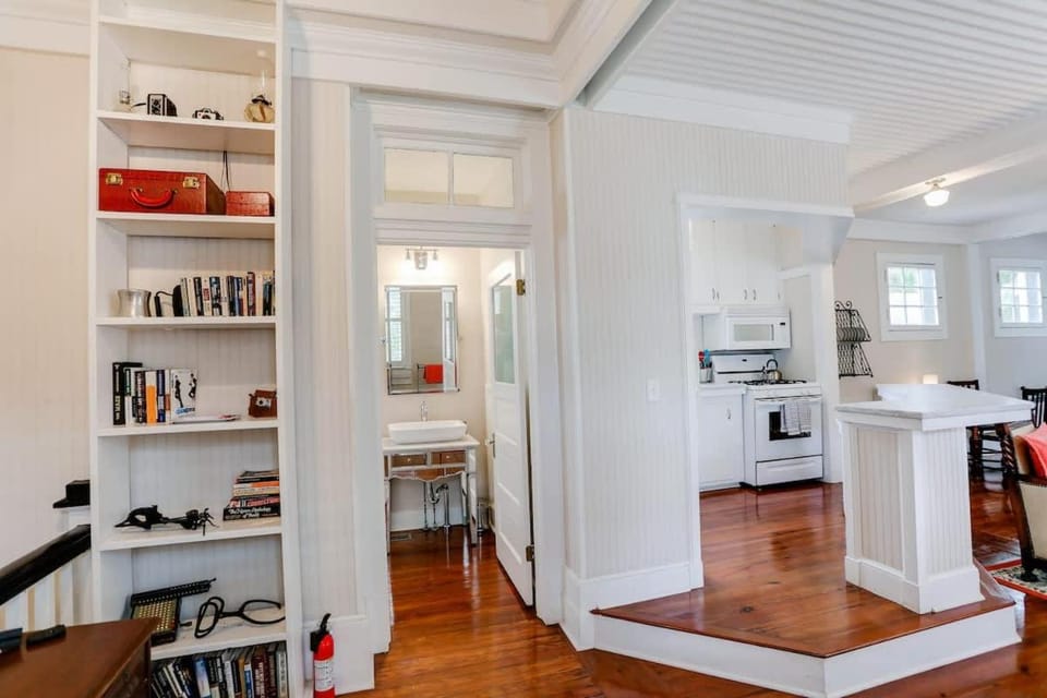 Carriage House at Forsyth 30 Night Minimum Apartment in Savannah