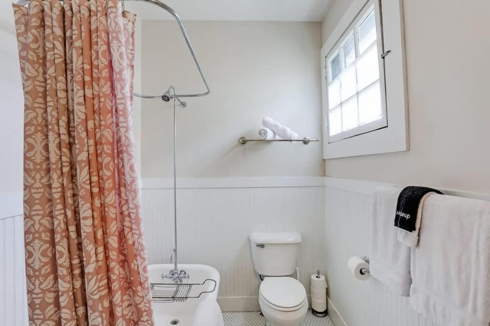 Carriage House at Forsyth 30 Night Minimum Apartment in Savannah