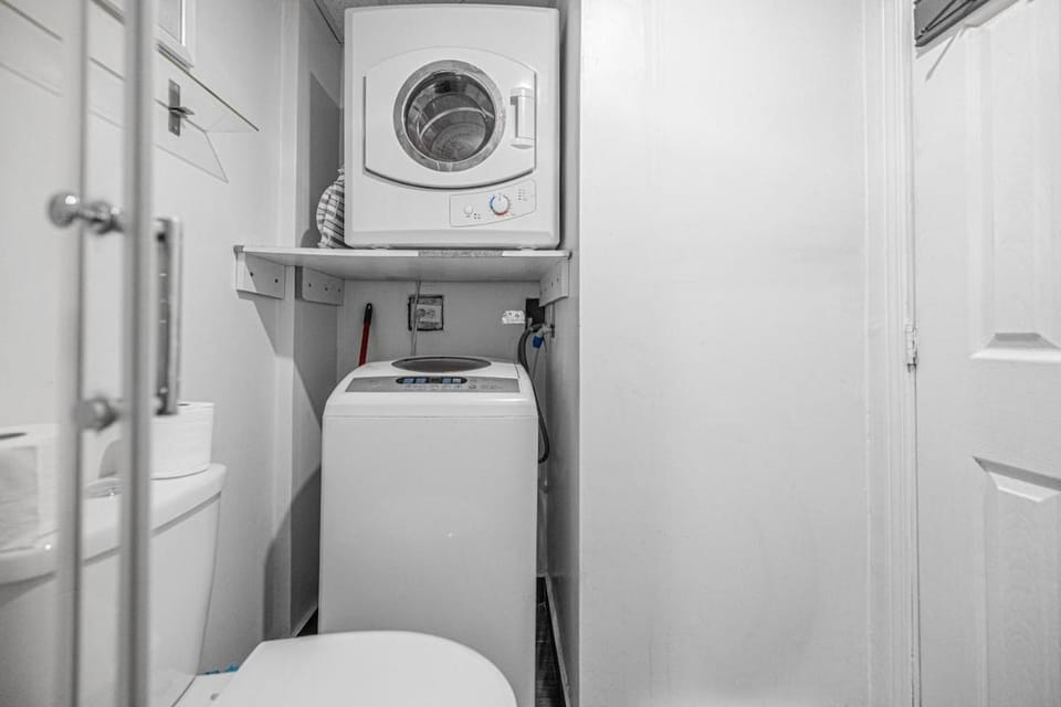 studio in heart of DT, walk to 2 metros, Concordia Apartment in Montreal