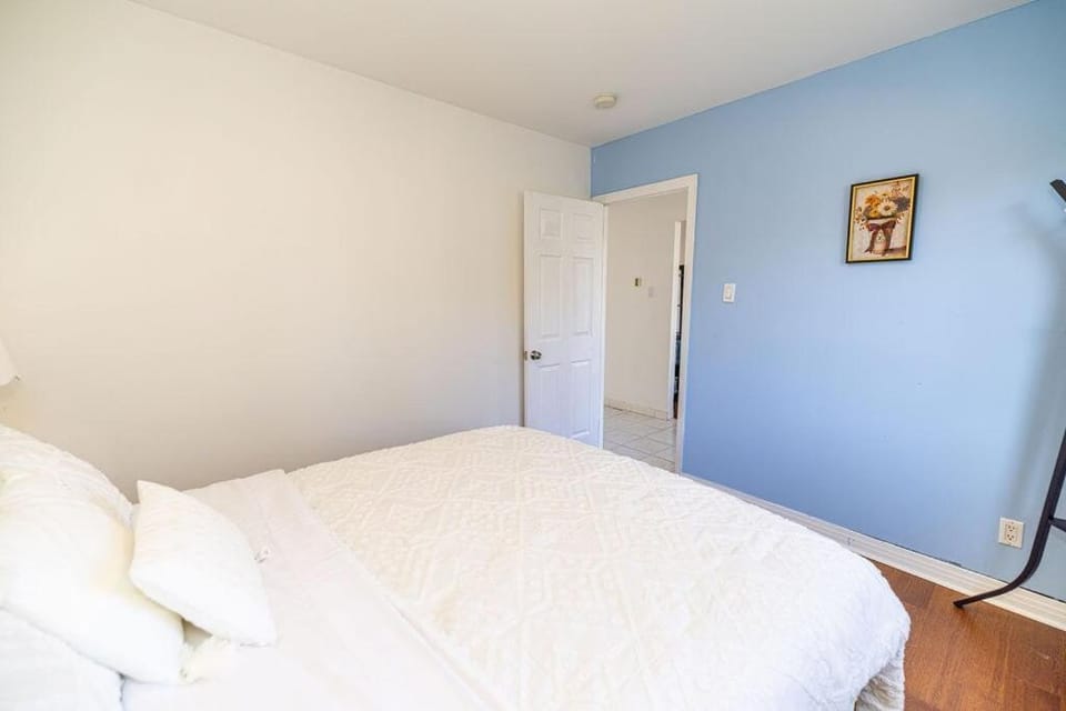 Spacious 4BDRS Entire House near DT, Free Parking House in Longueuil