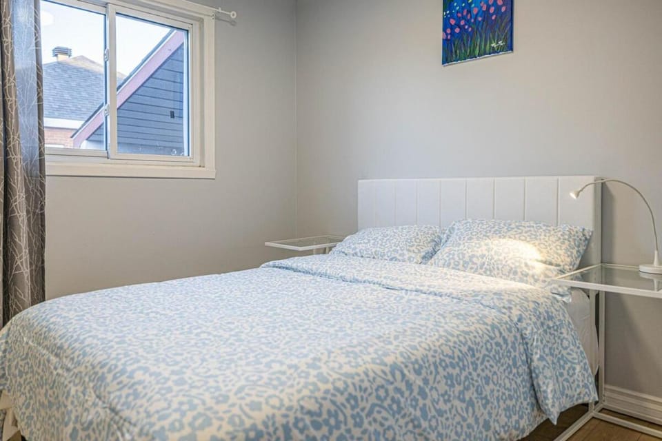 Entire NEW House 5BDR , close to DT MTL, 4 Parking House in Brossard