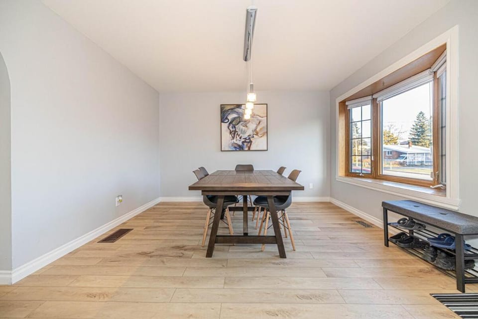 Entire NEW House 5BDR , close to DT MTL, 4 Parking House in Brossard