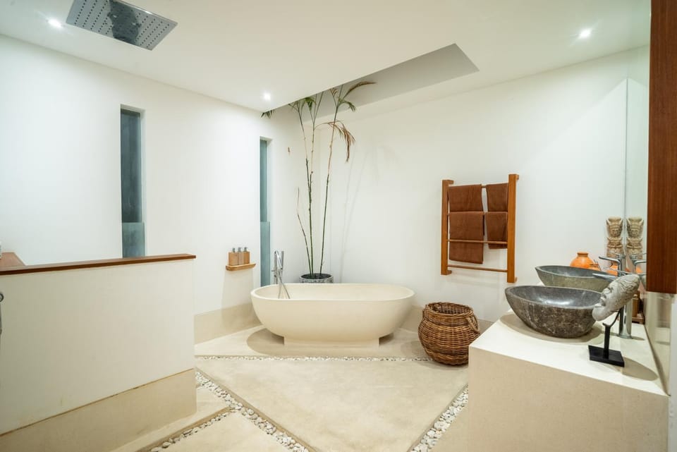 Stylish 4BR Coastal Villa, Steps from Finns,Canggu Villa in North Kuta