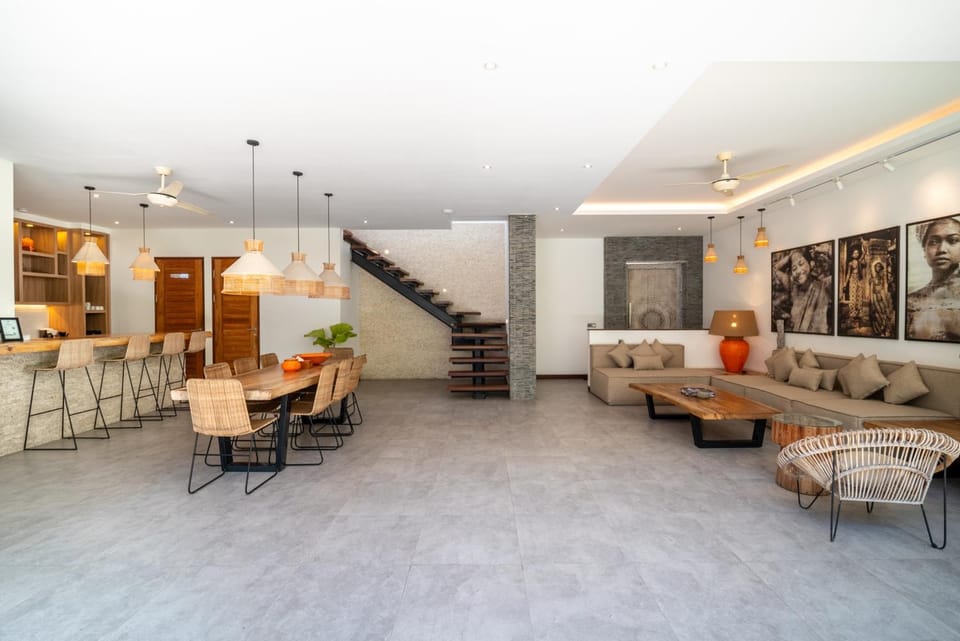 Stylish 4BR Coastal Villa, Steps from Finns,Canggu Villa in North Kuta