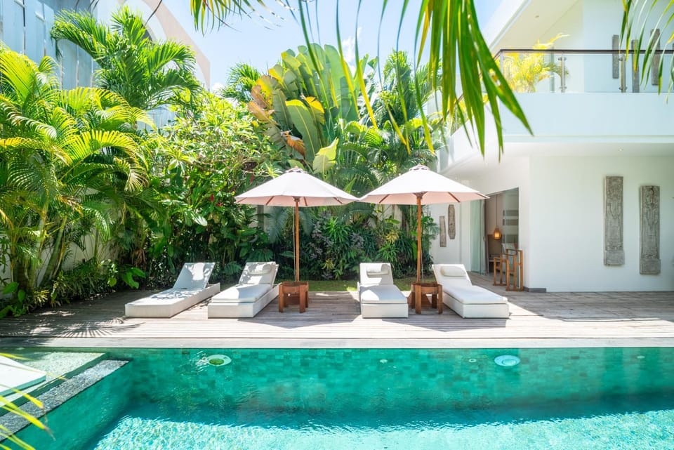 Stylish 4BR Coastal Villa, Steps from Finns,Canggu Villa in North Kuta