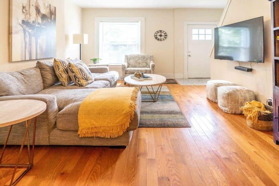 Cozy 3BR Townhome Perfect Location ABODEbucks House in Saint Louis