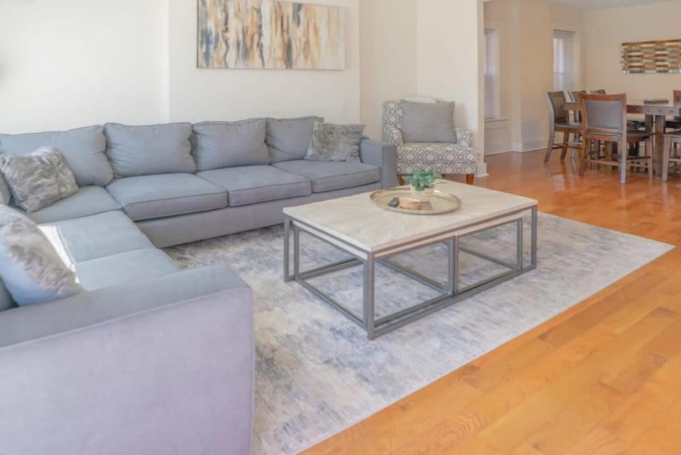 3BR-2BA Townhome TGE Neighborhood ABODEbucks House in Saint Louis