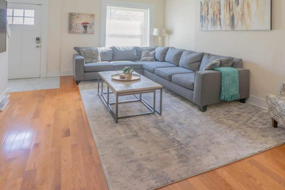3BR-2BA Townhome TGE Neighborhood ABODEbucks House in Saint Louis