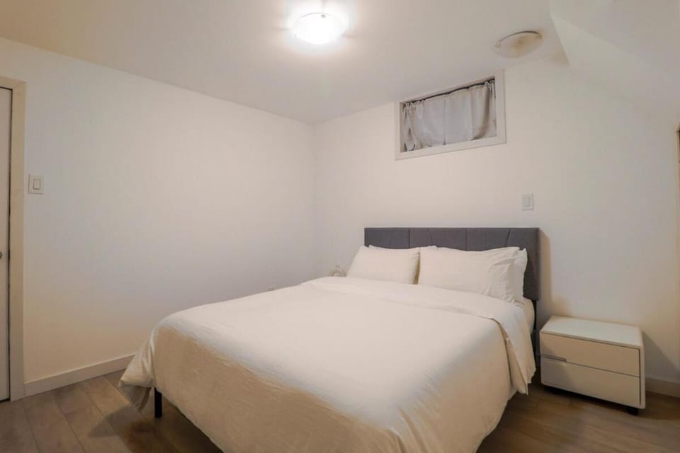 Autumn Fairy Tale, Comfy Entire House with parking House in Brossard