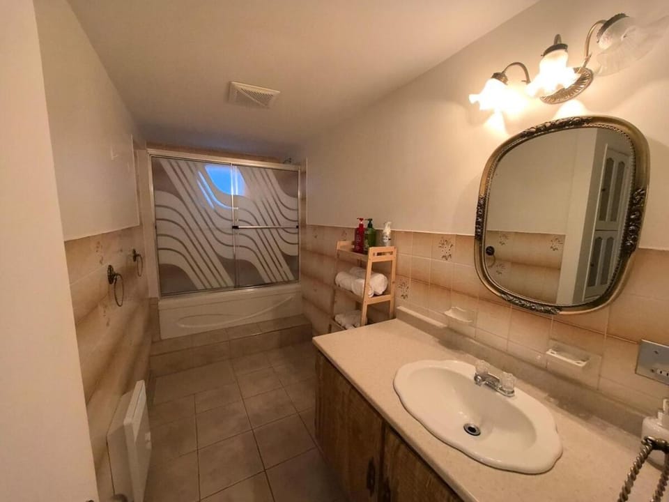 Autumn Fairy Tale, Comfy Entire House with parking House in Brossard