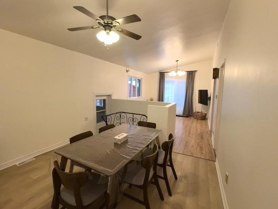 Autumn Fairy Tale, Comfy Entire House with parking House in Brossard