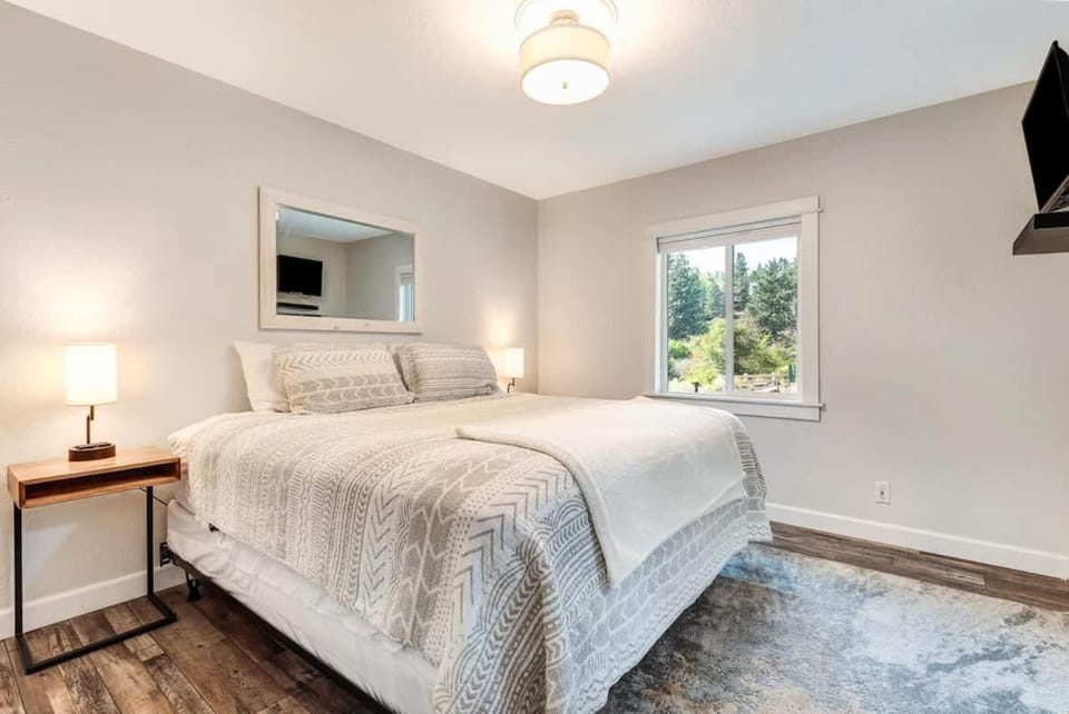 Riverfront cottage just steps from Deschutes River House in Bend