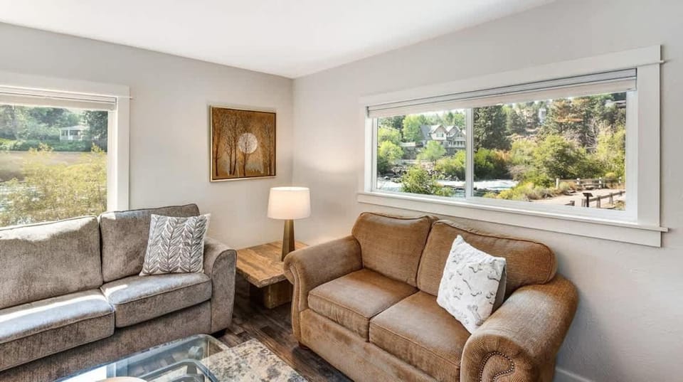 Riverfront cottage just steps from Deschutes River House in Bend