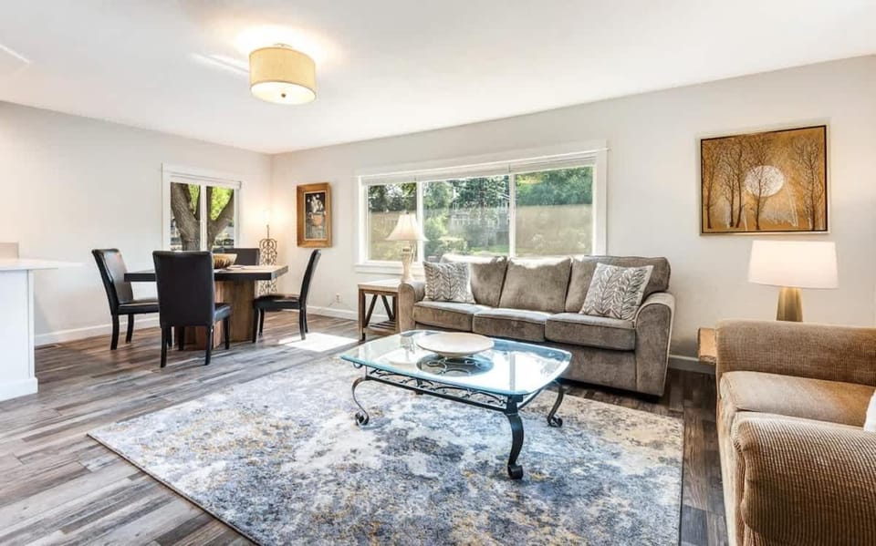 Riverfront cottage just steps from Deschutes River House in Bend