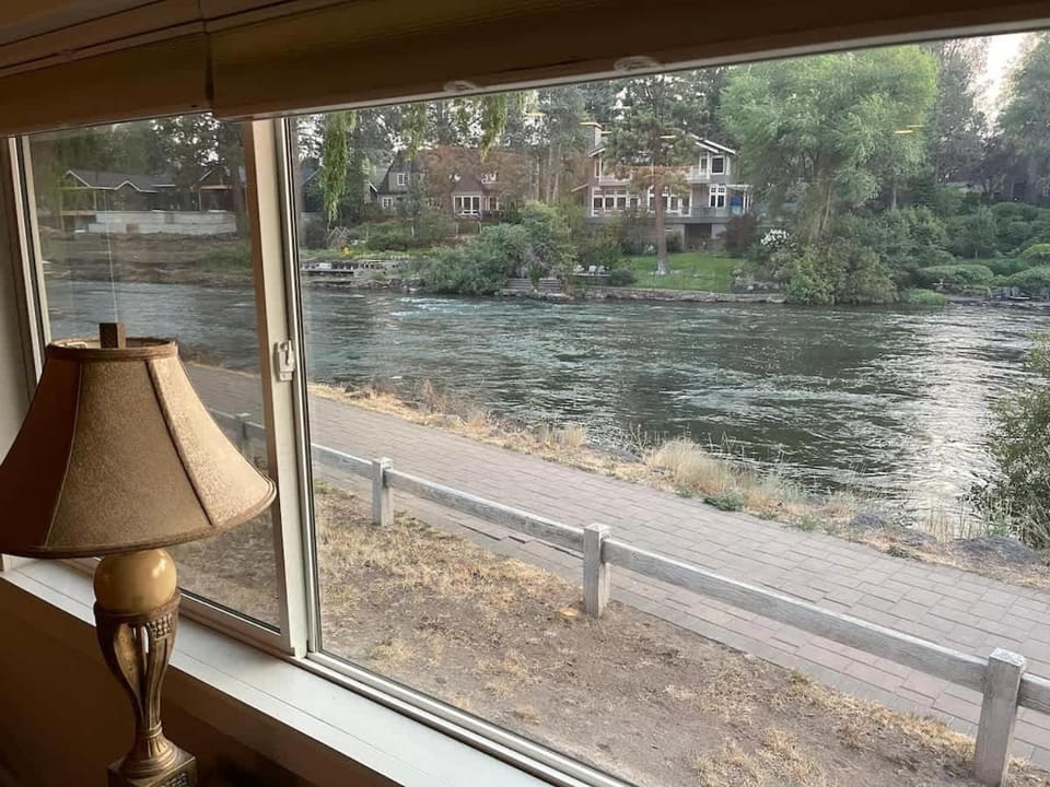 Riverfront cottage just steps from Deschutes River House in Bend