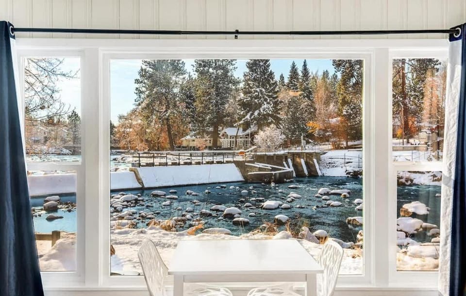 Riverside Cottage - Just Steps from the Deschutes House in Bend