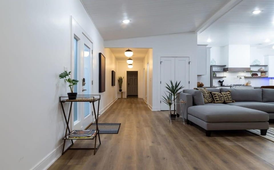 Posh 4BR-3BA Mid-Century Ranch ABODEbucks House in Saint Louis