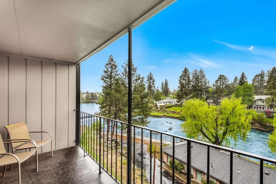 Newly Remodeled Top-floor Condo near Downtown Bend House in Bend