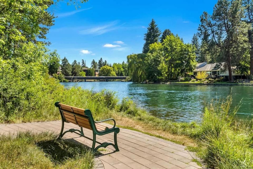 Newly Remodeled Top-floor Condo near Downtown Bend House in Bend