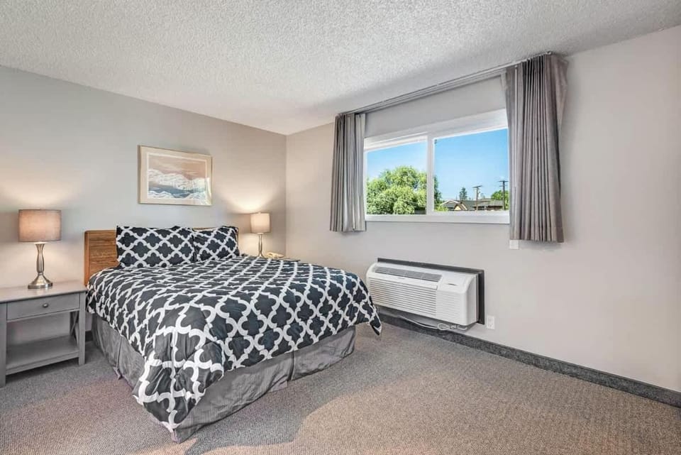 Downtown Condo with Riverview & Balcony House in Bend