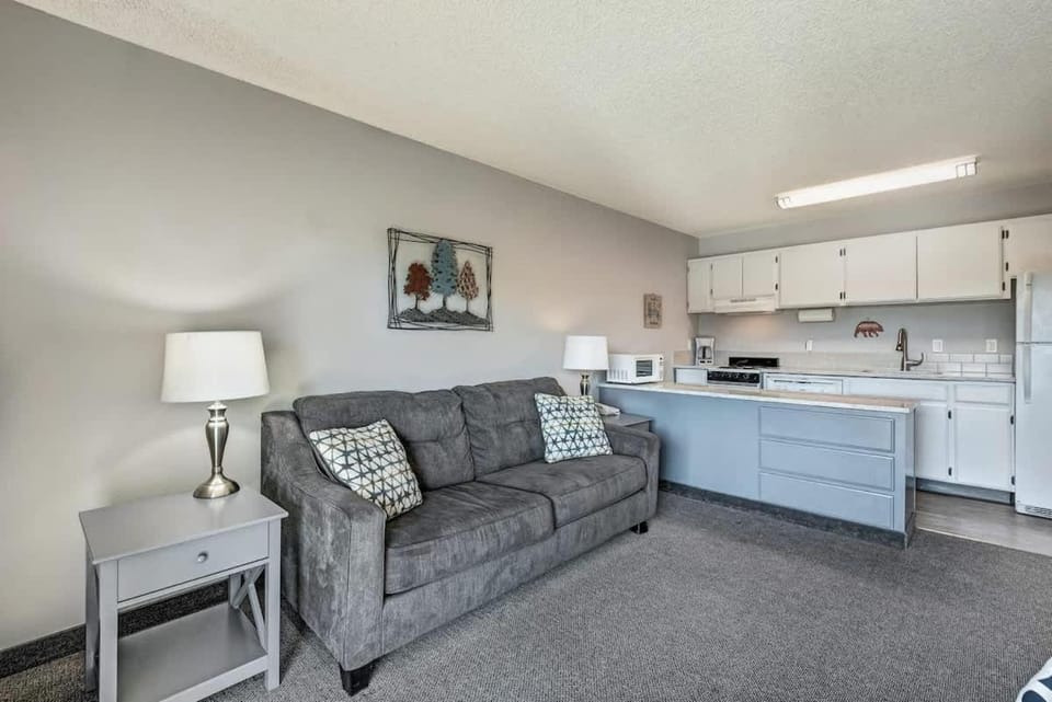 Downtown Condo with Riverview & Balcony House in Bend