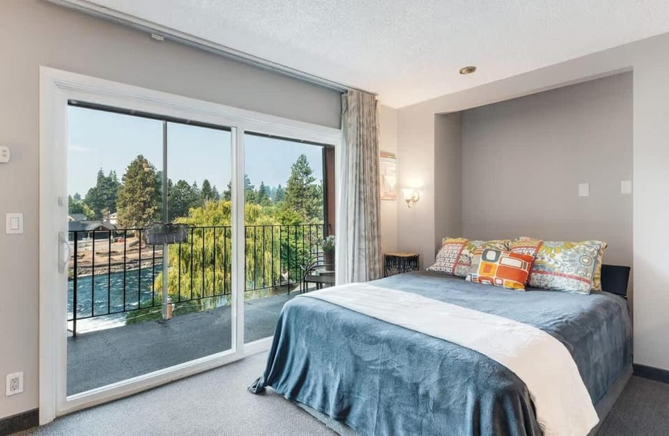 Condo near Downtown Bend - Top-floor with Riverview House in Bend