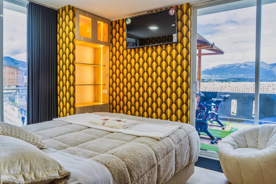 Toilet, Bed, TV and multimedia
