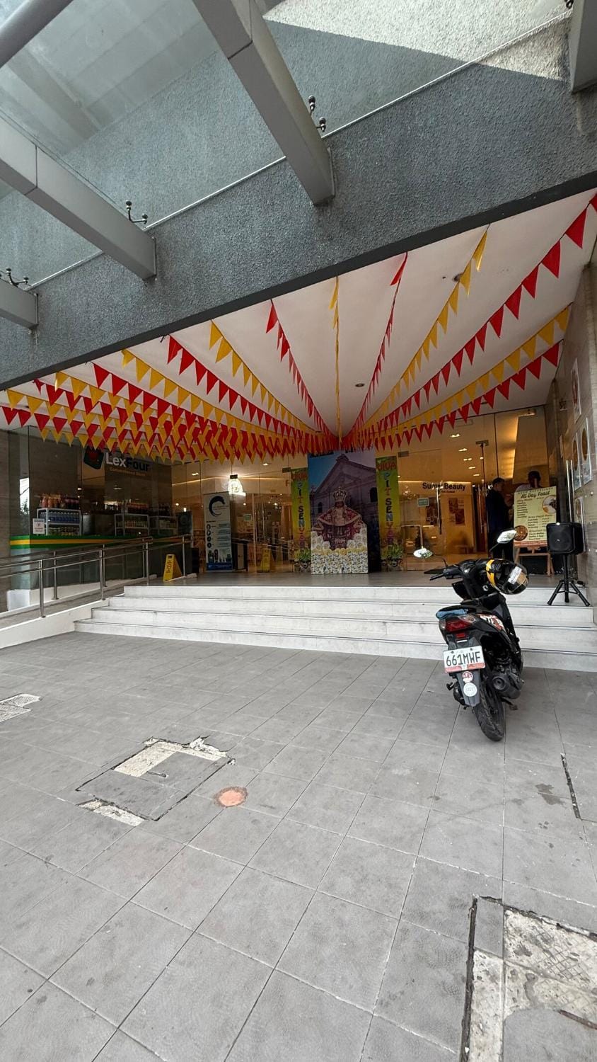 High Floor Studio with Balcony just a Walk to Ayala Apartment in Lapu-Lapu City