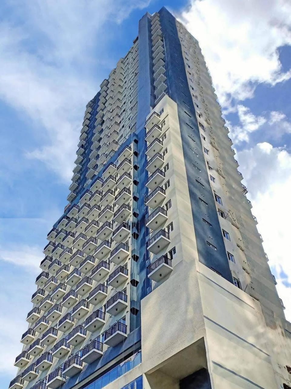 Cozy Studio with Balcony just a Walk to Ayala Apartment in Lapu-Lapu City