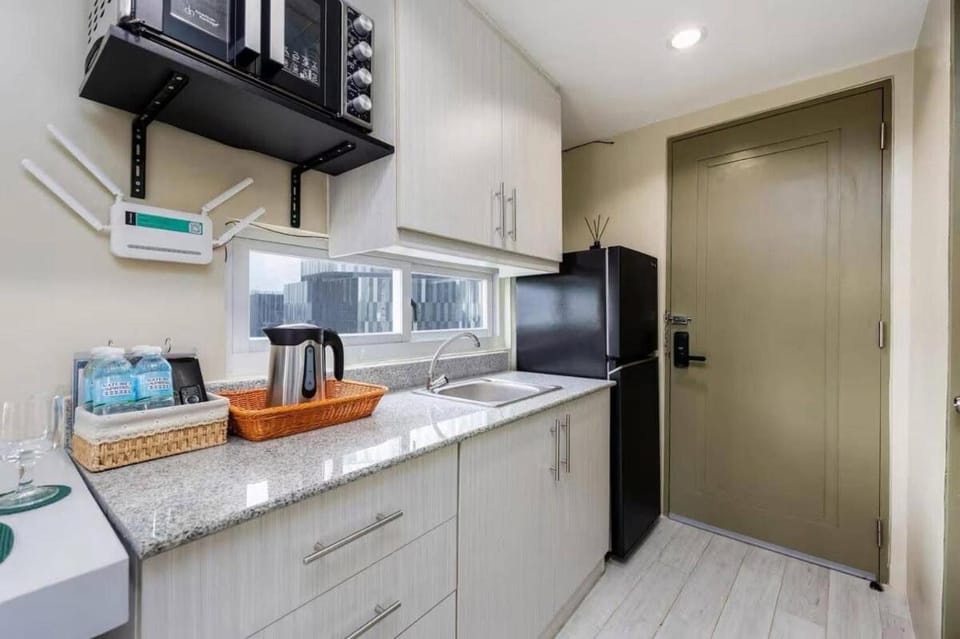 High Floor Studio with Balcony just a Walk to Ayala Apartment in Lapu-Lapu City