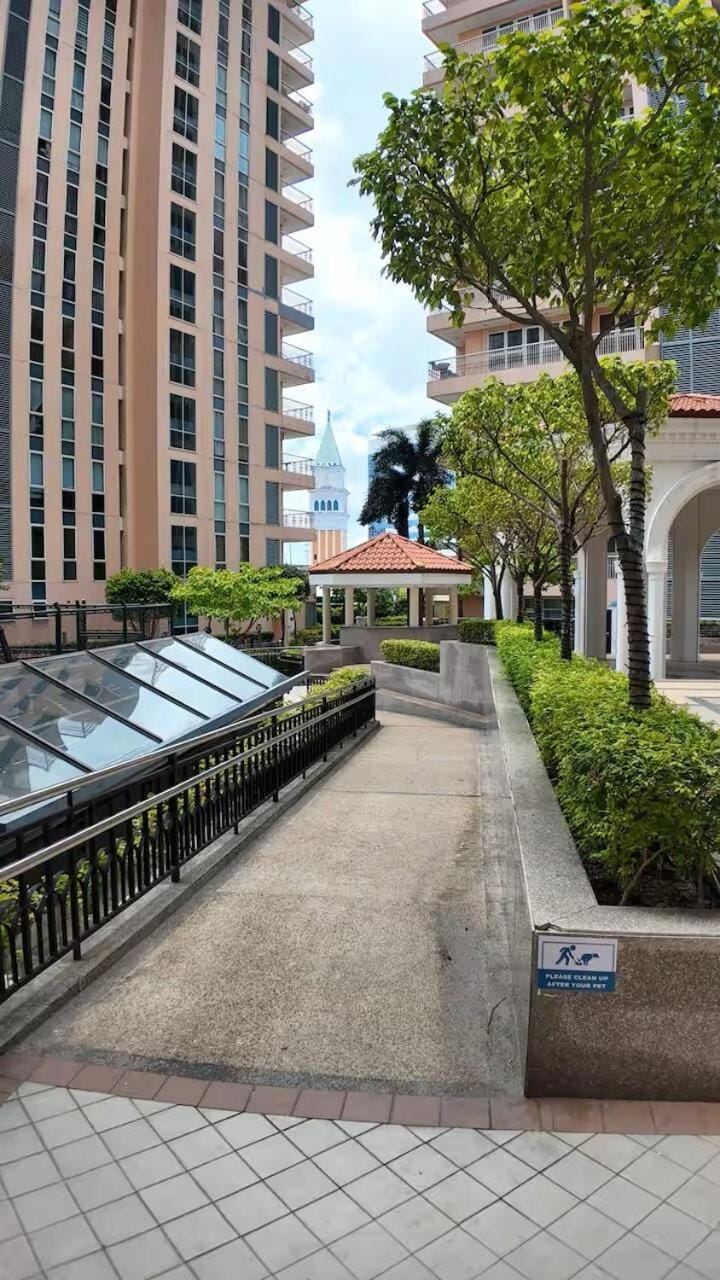 Venice Luxe Corner -studio type- Pool, Sauna, kitchen, Netflix Apartment in Makati