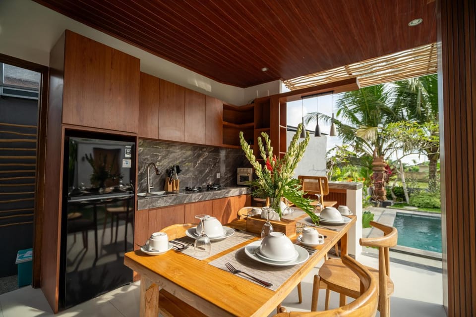 Kitchen or kitchenette, Dining area