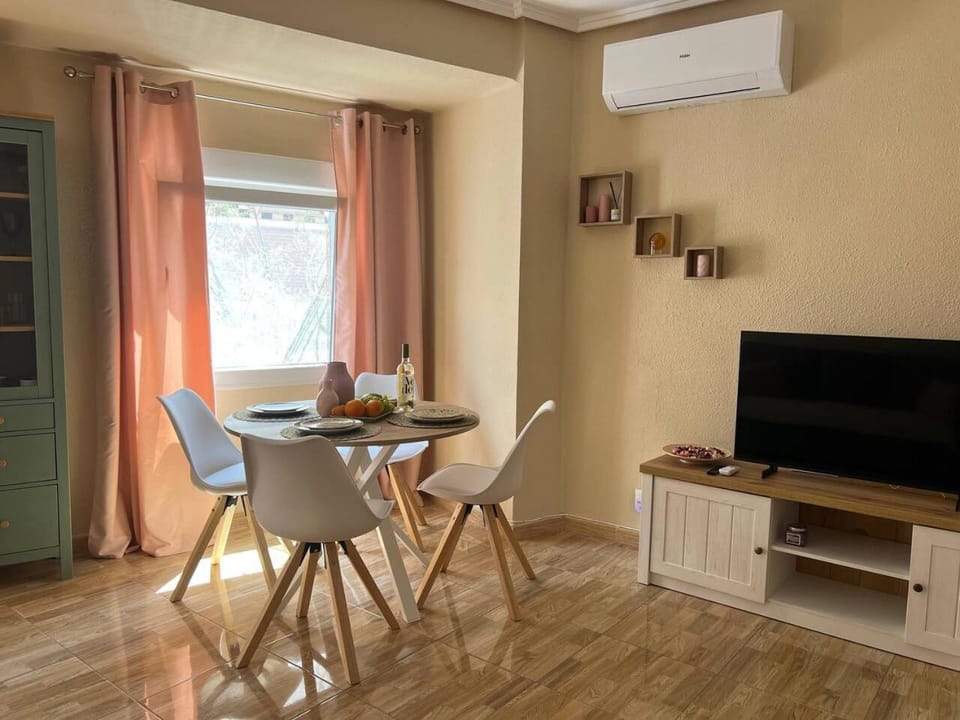 TV and multimedia, Living room, Seating area, Dining area, air conditioner