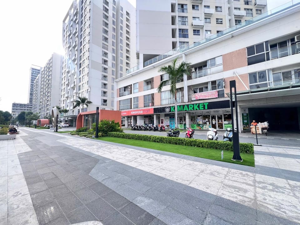 Property building, Neighbourhood, Location