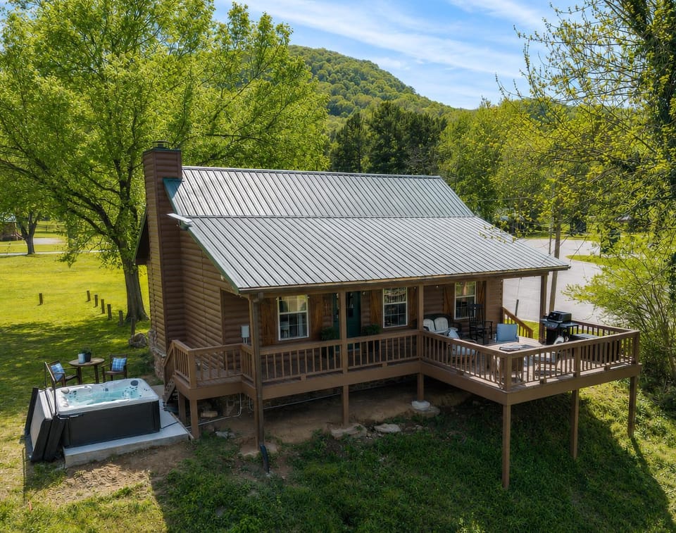 Property building, Natural landscape, BBQ facilities, Hot Tub, Balcony/Terrace, River view