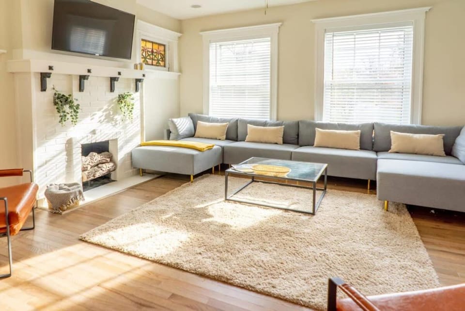 8BR at Tower Grove Park Sleeps 22 ABODEbucks House in Saint Louis