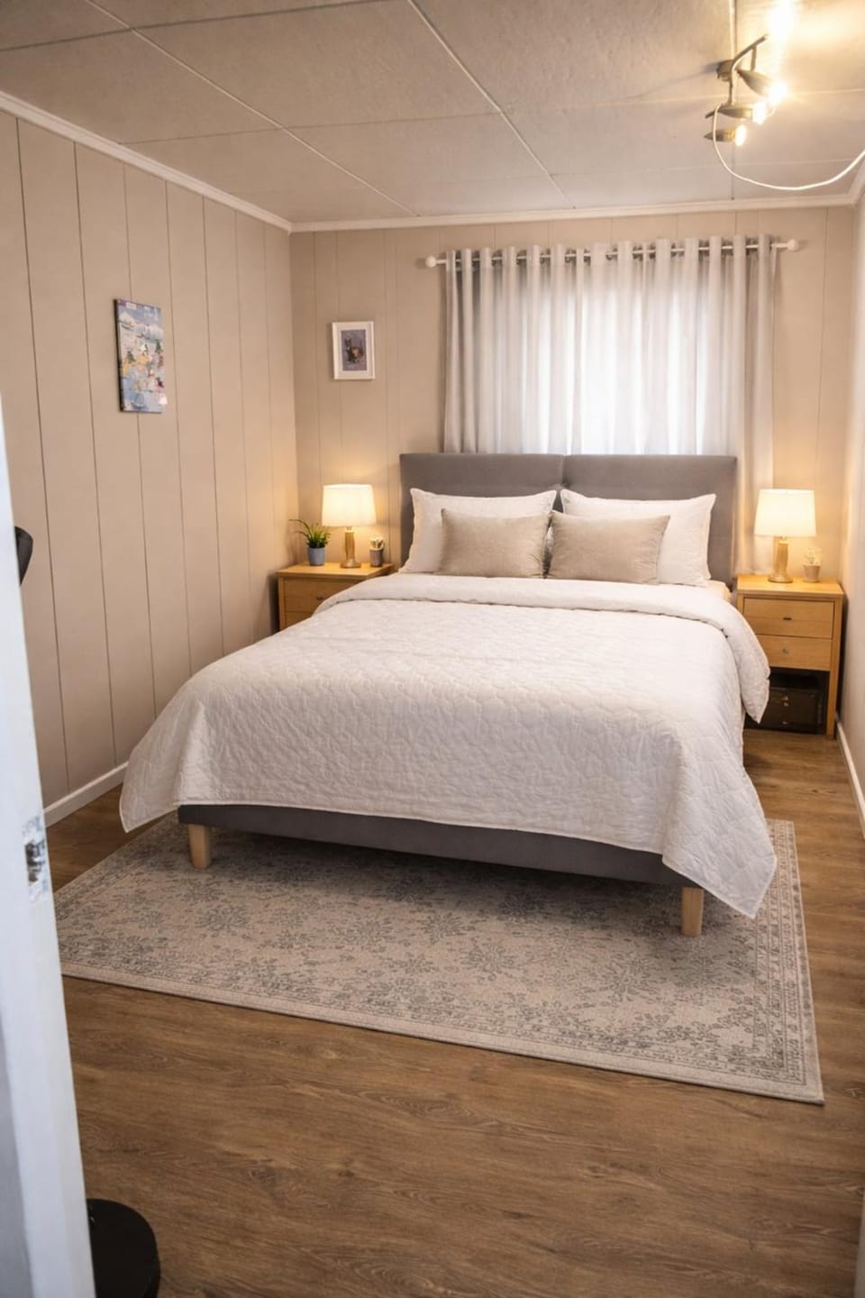 Bed, Photo of the whole room, Bedroom