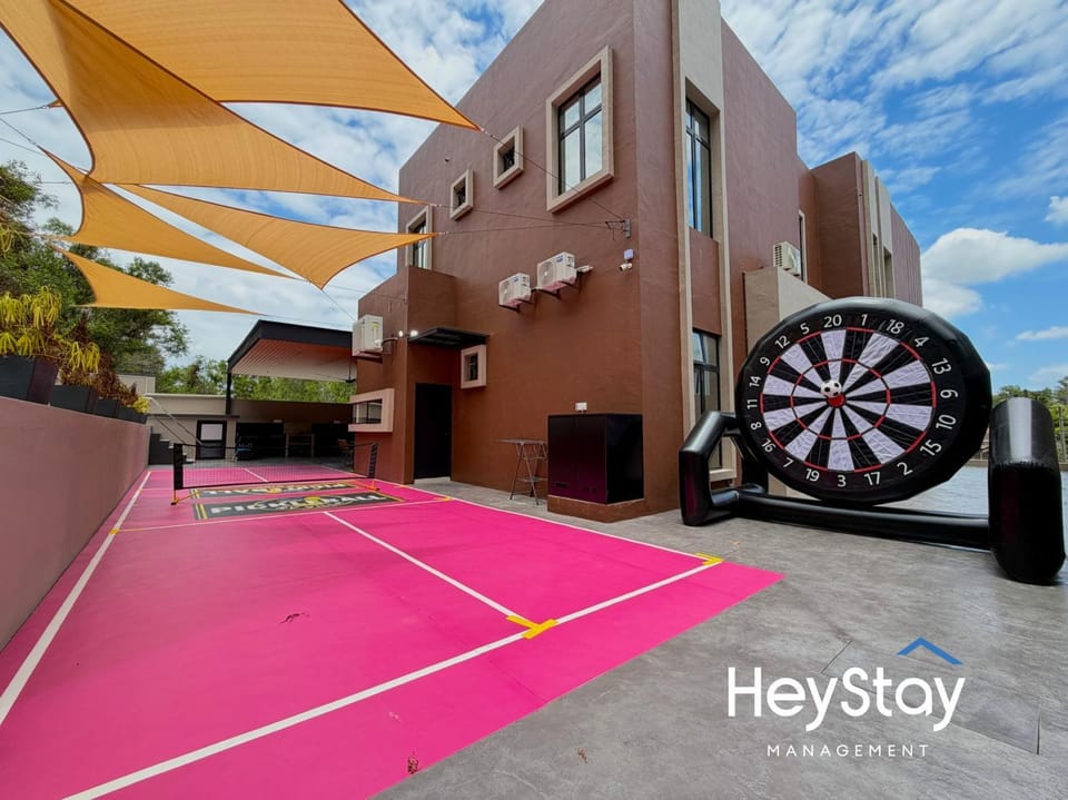 RetreatsVilla Luxury 5R4B 30Pax KTV Swimmingpool by HeyStay Management Villa in Malacca