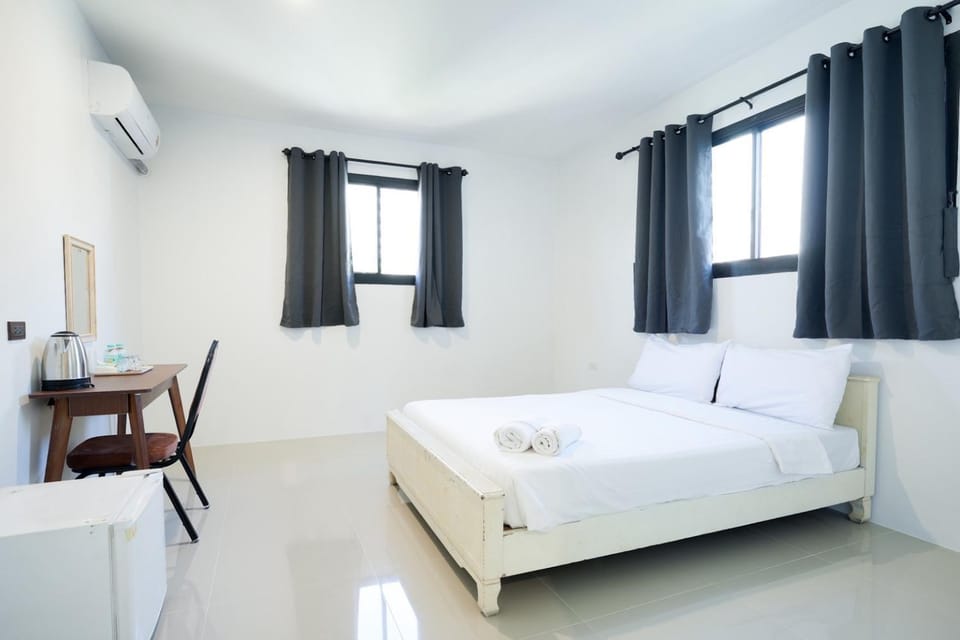 Bed, Photo of the whole room, Seating area, Dining area, Bedroom, air conditioner