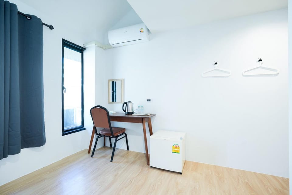 Seating area, Dining area, air conditioner