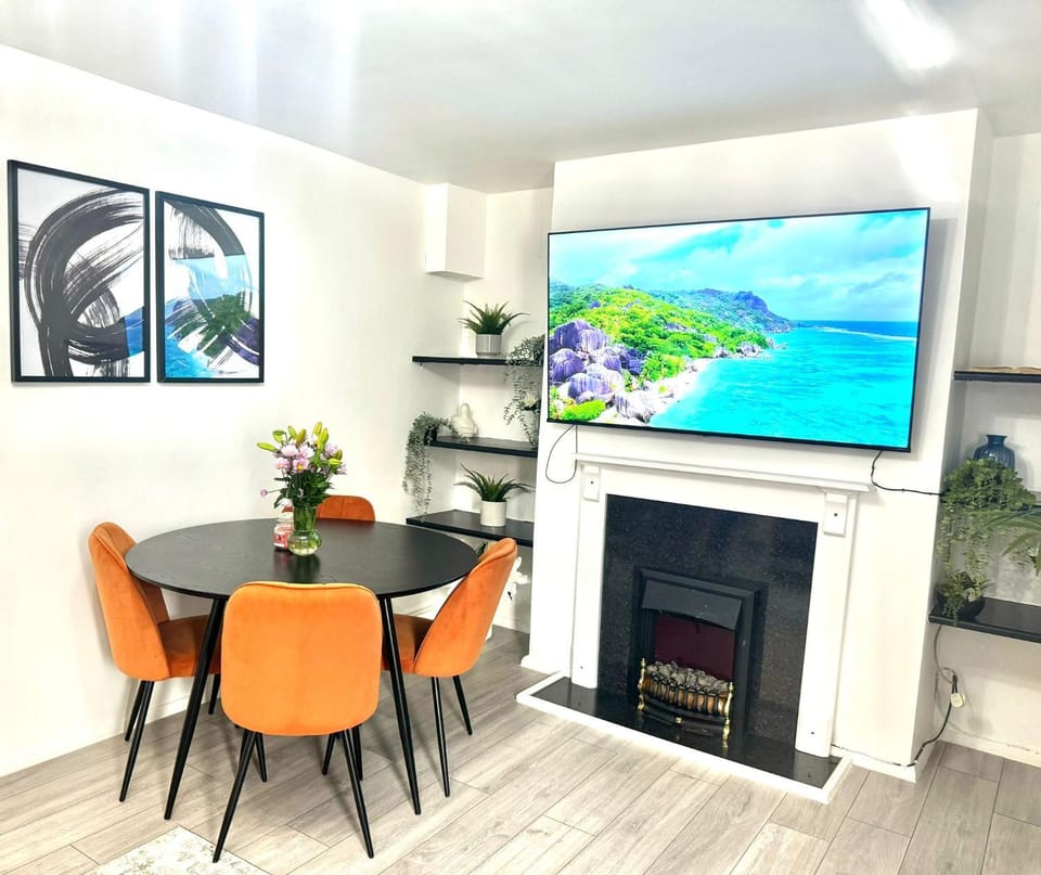 Bright Modern & Spacious 2-Bedroom Apartment - Opposite Penge East Station - 15 mins to Central London! Apartment in Beckenham