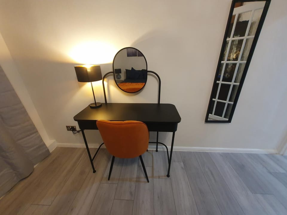 Bright Modern & Spacious 2-Bedroom Apartment - Opposite Penge East Station - 15 mins to Central London! Apartment in Beckenham