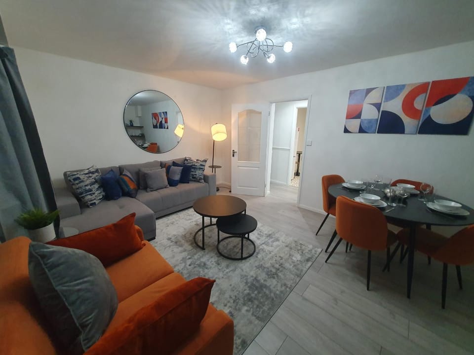 Bright Modern & Spacious 2-Bedroom Apartment - Opposite Penge East Station - 15 mins to Central London! Apartment in Beckenham