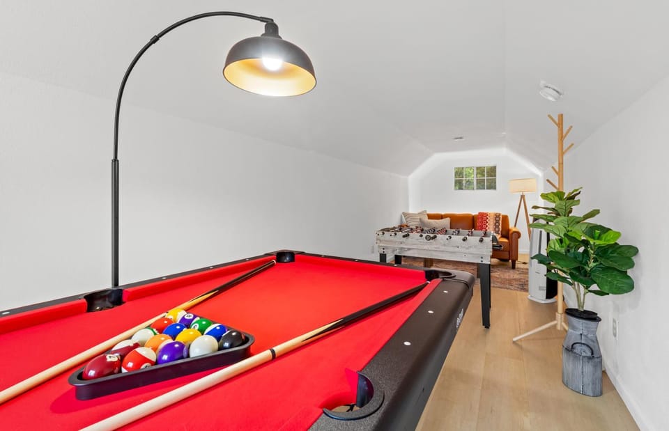 Billiard, Game Room