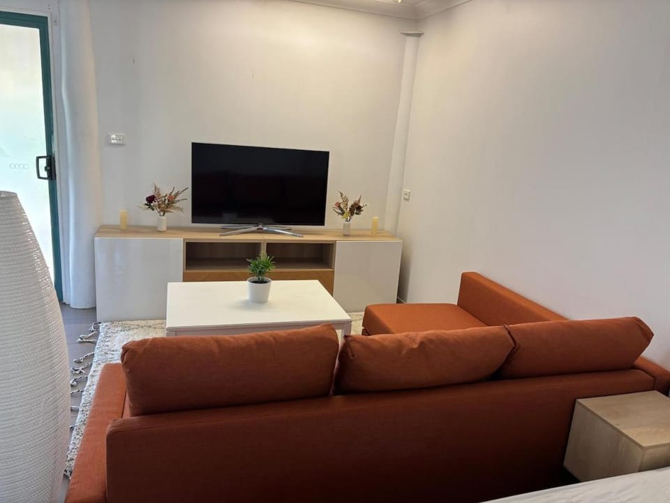TV and multimedia, Living room, Seating area, air conditioner