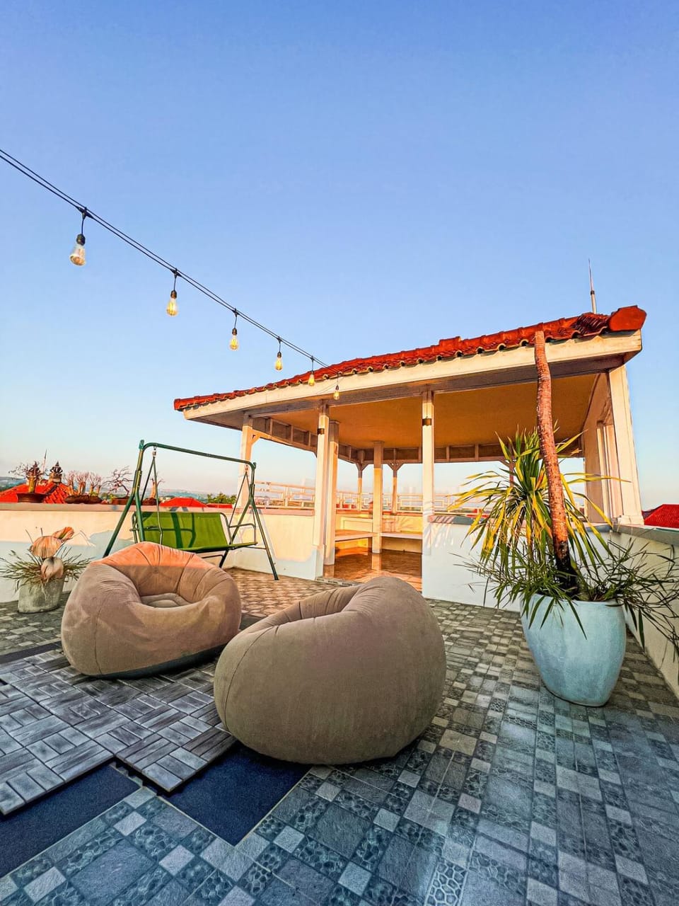 Communal lounge/ TV room, Balcony/Terrace, sunbed