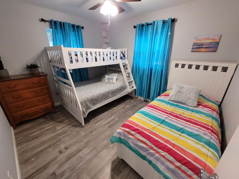 Bedroom, bunk bed
