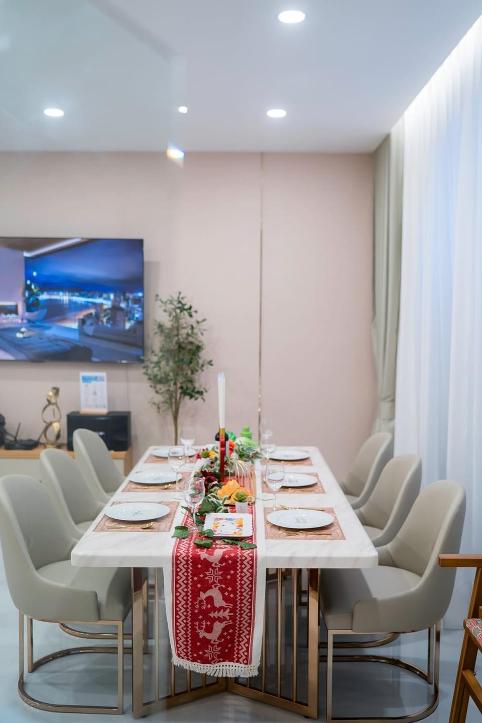 Food and drinks, Seating area, Dining area, Food
