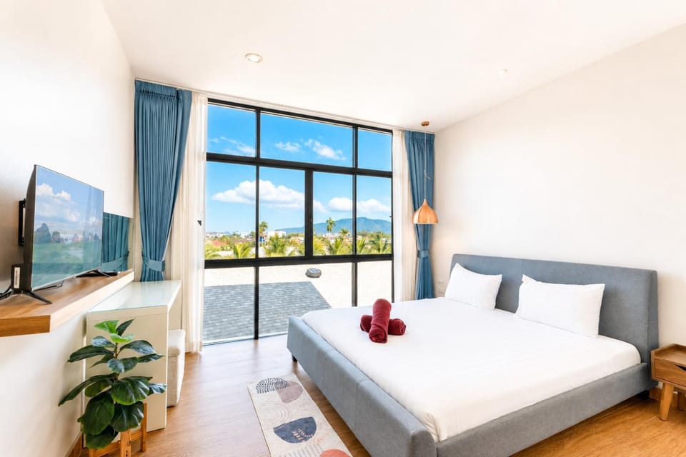 Bed, TV and multimedia, View (from property/room), Photo of the whole room